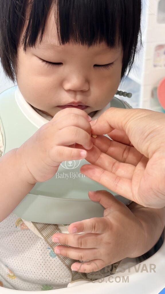 김에 싼 밥전을 손으로 집어 먹는 16개월 아기