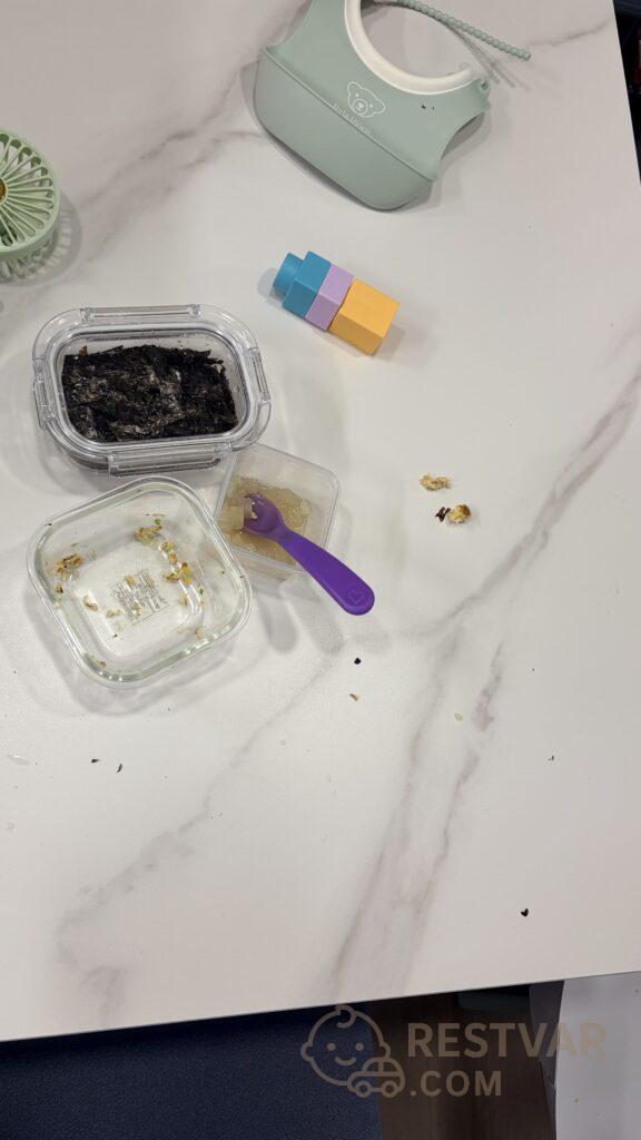 식사를 마친 뒤 밥전 부스러기와 김 조각이 흩어진 식탁, 빈 반찬 용기