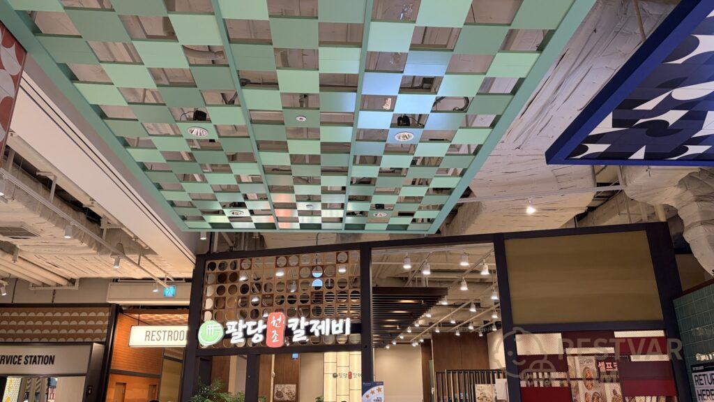 안성 스타필드 식당가의 팔당원조칼제비 매장 입구
