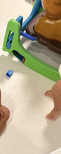 16개월 쌍둥이가 놀이방 매트에서 각자 빨대컵으로 아침 우유를 마시는 모습